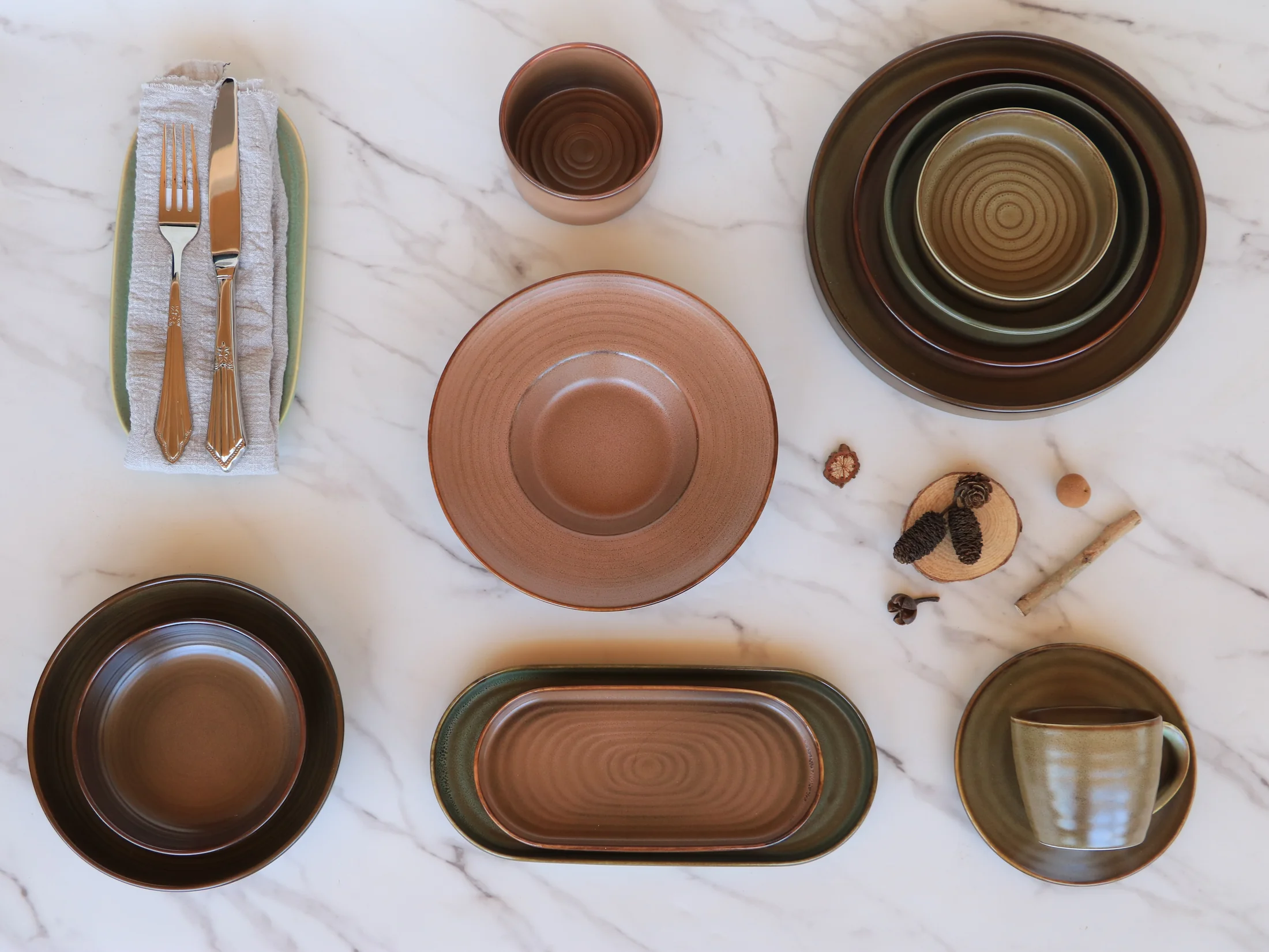 Earth-tone plates in brown and olive colouring - product photograph