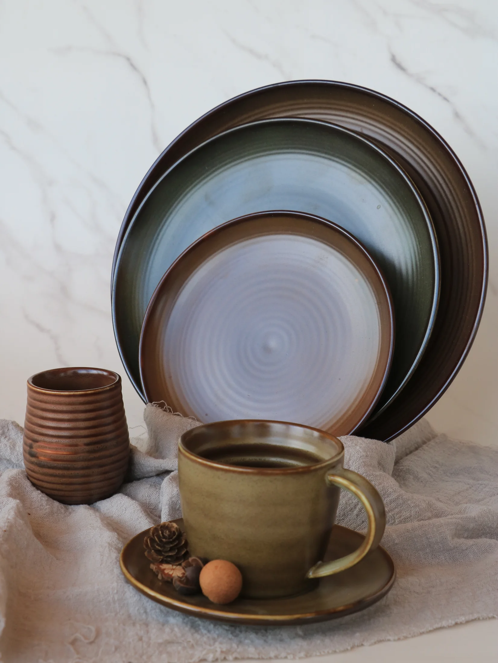 Earth-tone plates in brown and olive colouring - product photograph