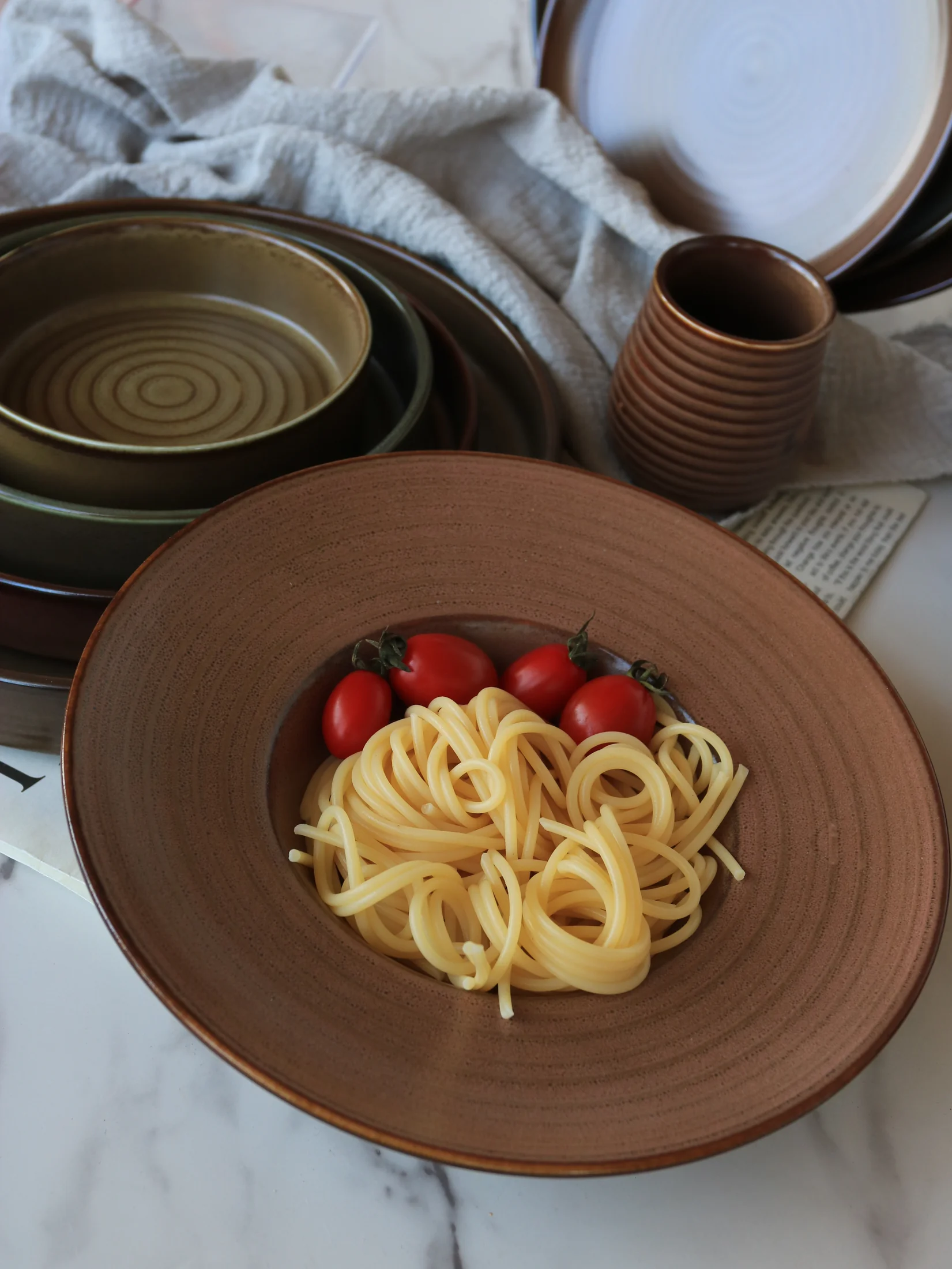 Earth-tone plates in brown and olive colouring - product photograph