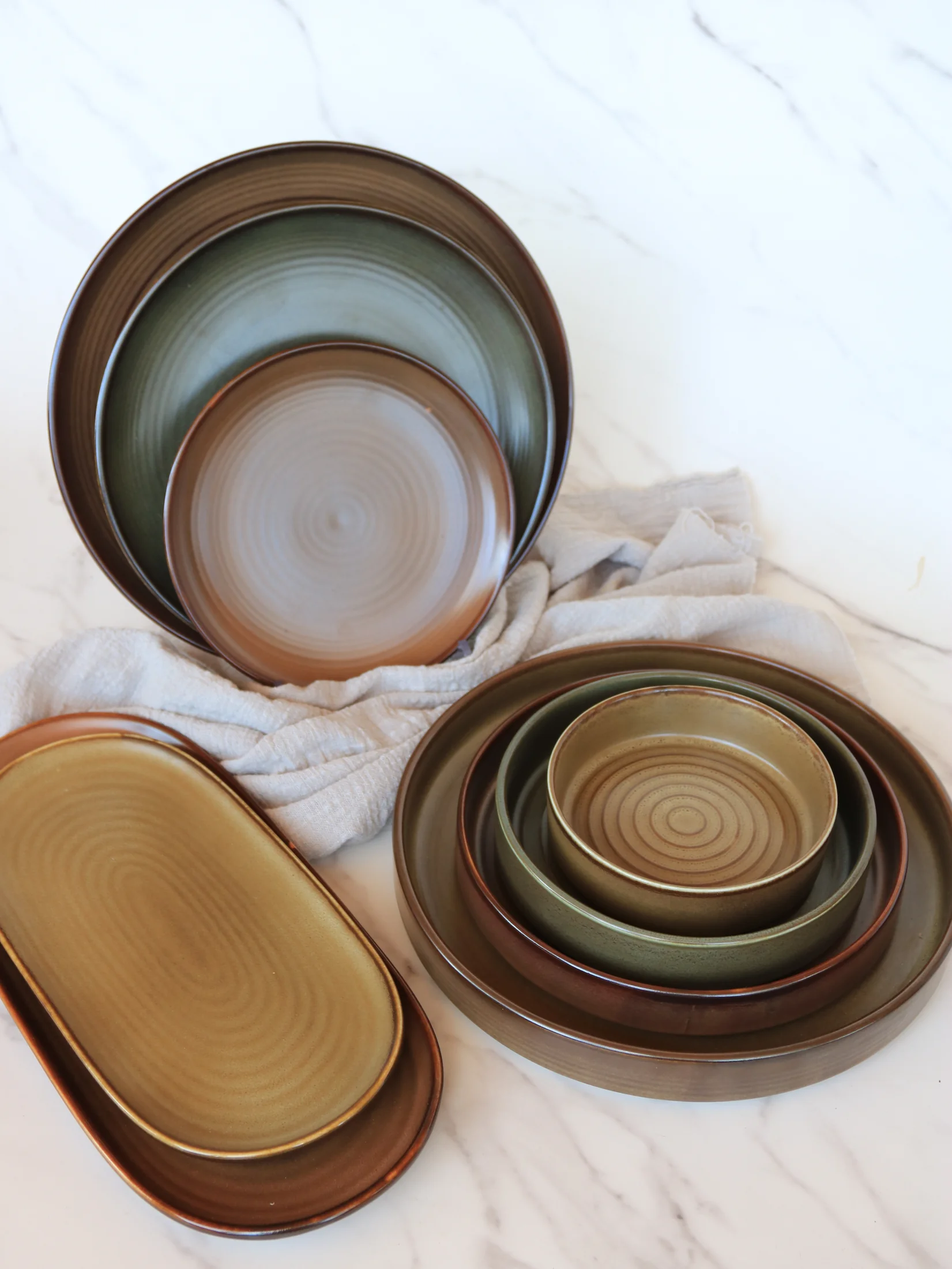 Earth-tone plates in brown and olive colouring - product photograph