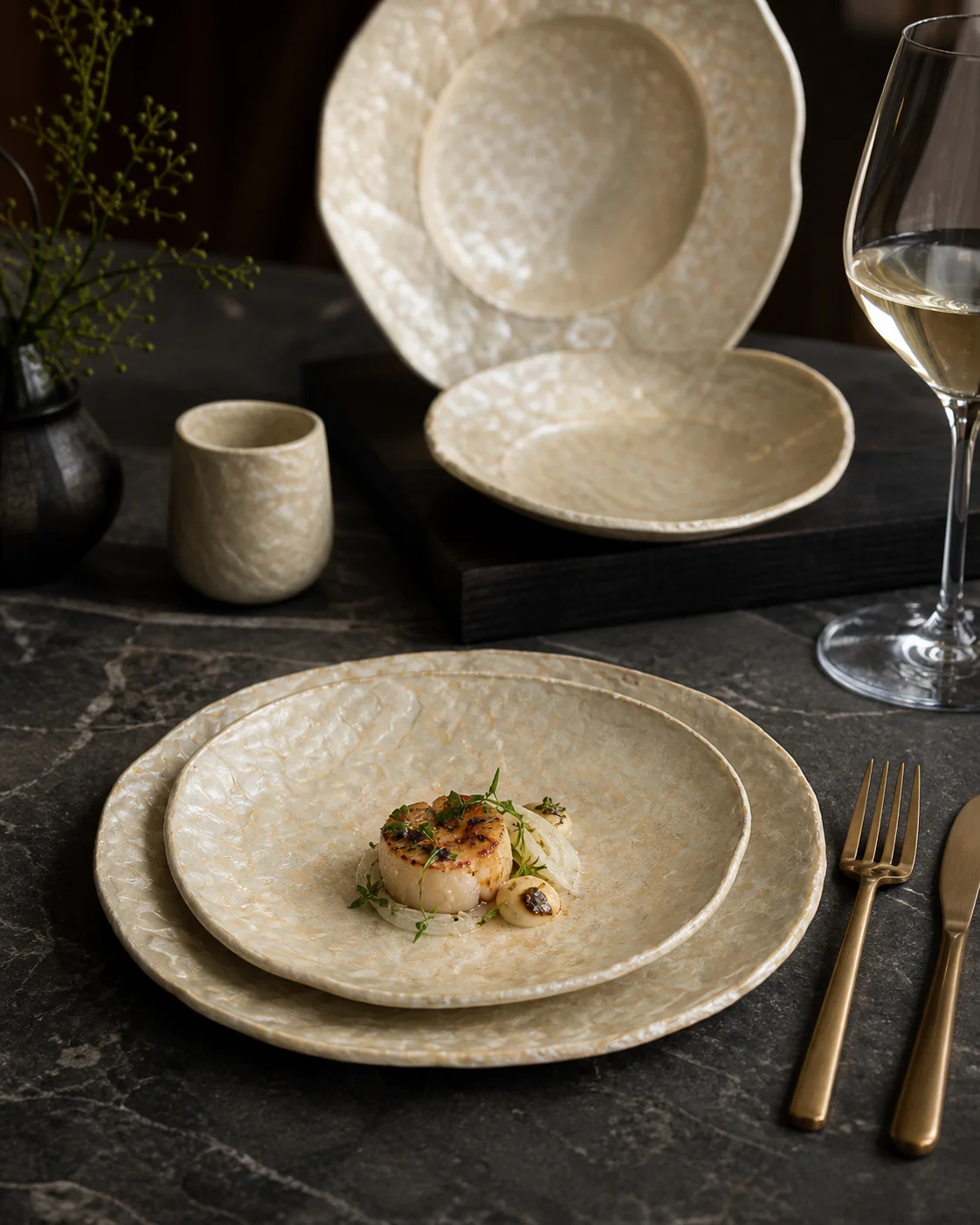 Cream and gold marble-effect presentation plates - restaurant table application