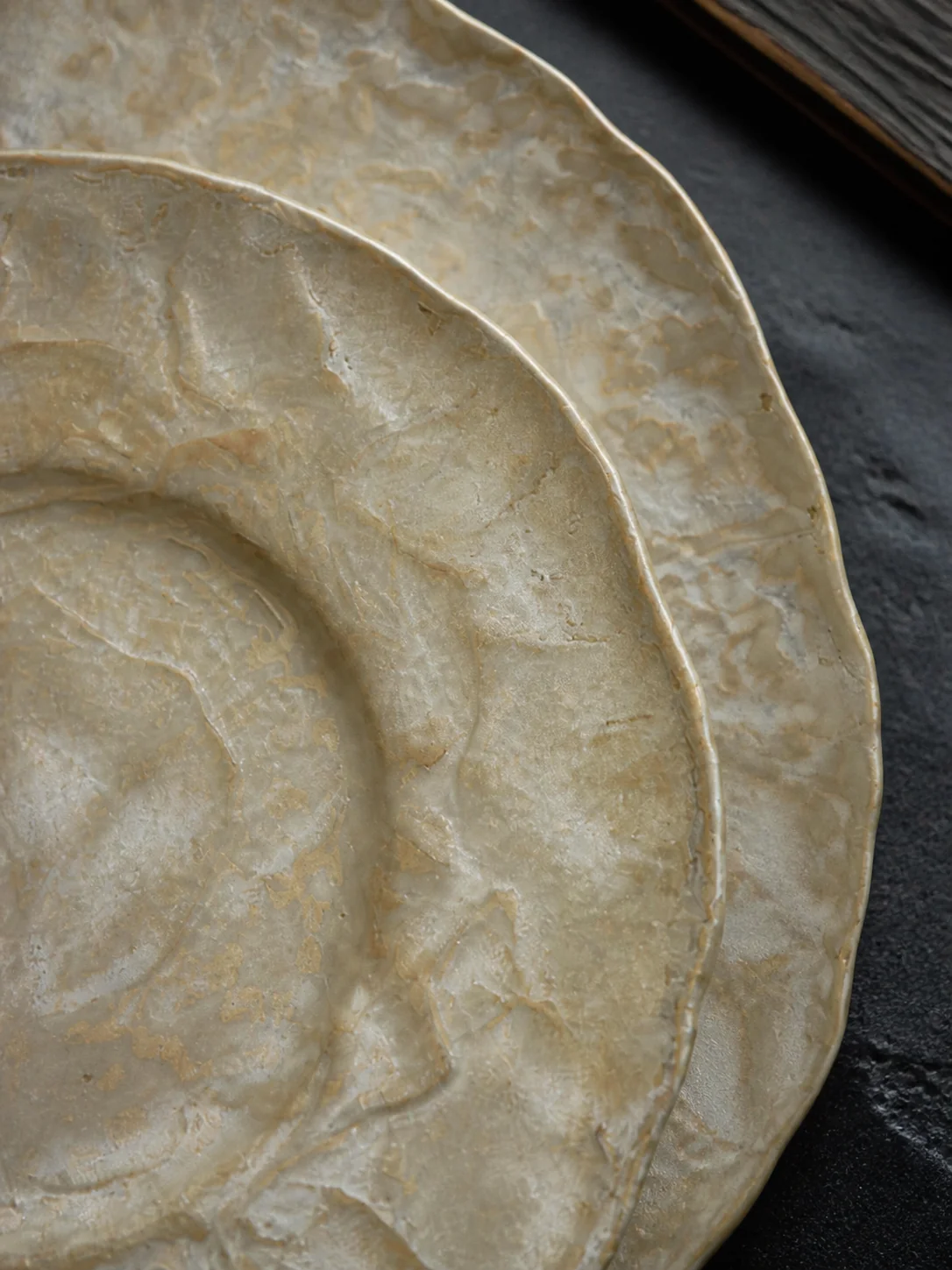 Cream and gold marble-effect presentation plates - surface and colour detail