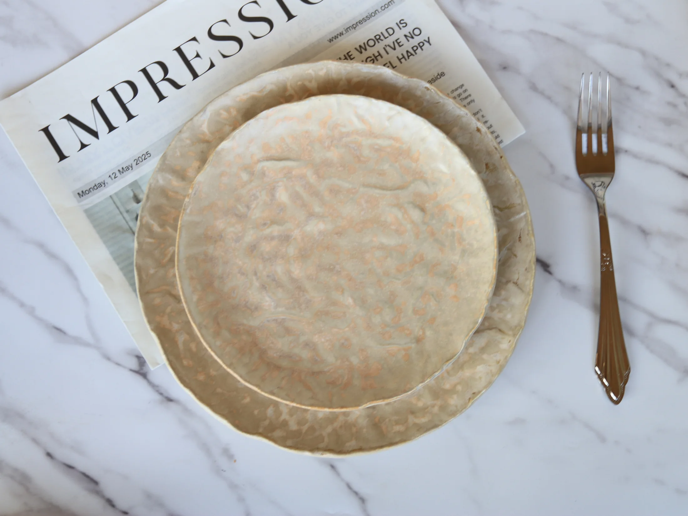 Cream and gold marble-effect presentation plates - product photograph
