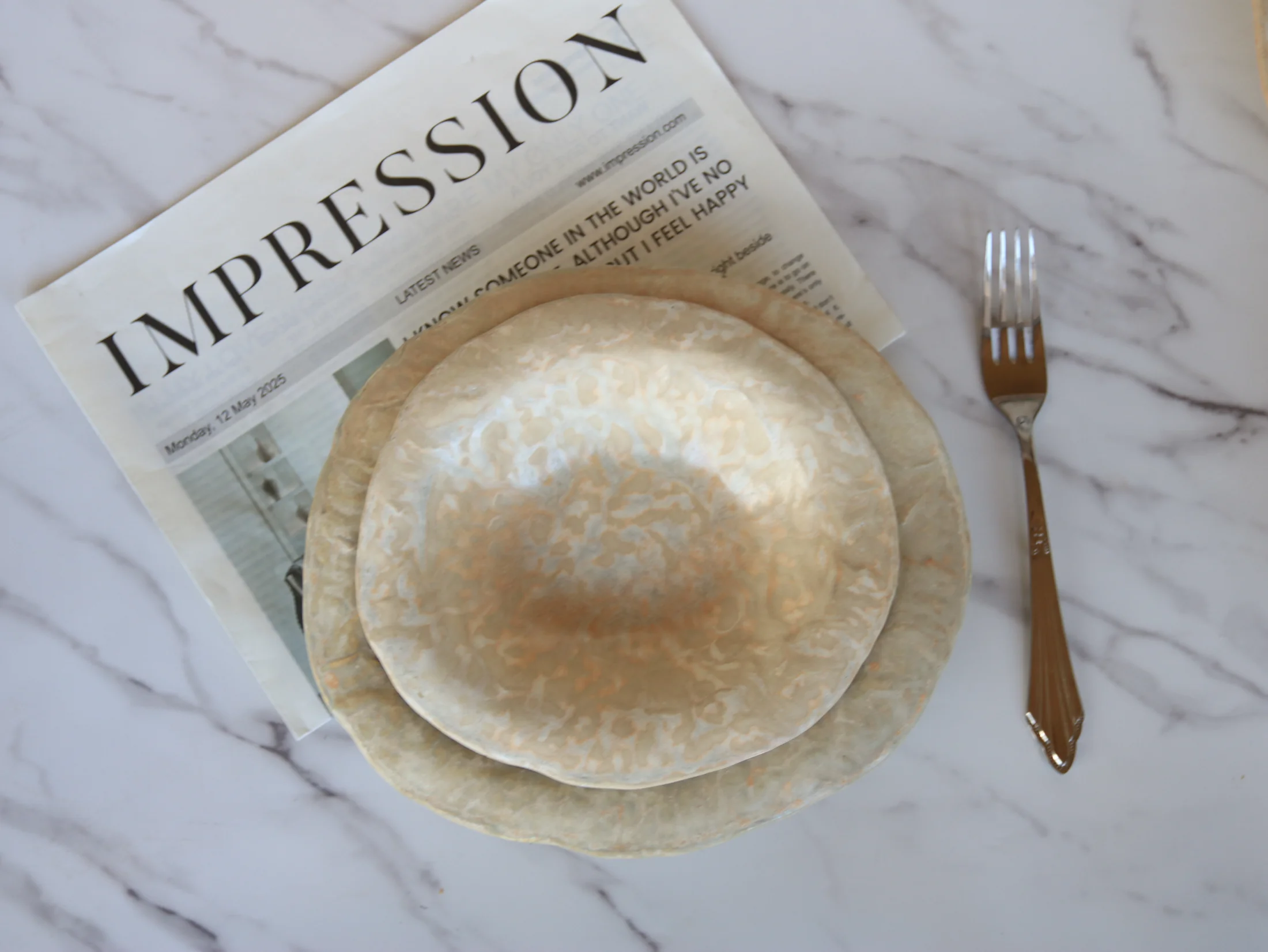 Cream and gold marble-effect presentation plates - product photograph